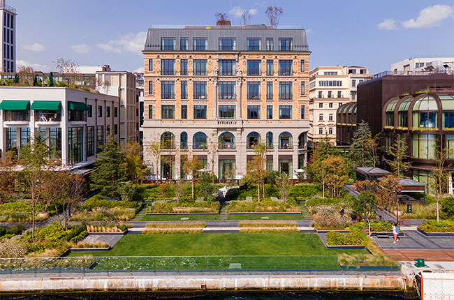 THE PENINSULA HOTEL